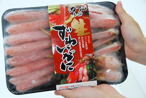 カニのパックを手で持った写真